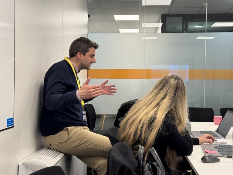 Fabian Tempels of Valorize Solutions in a deal coaching session with a salesperson.